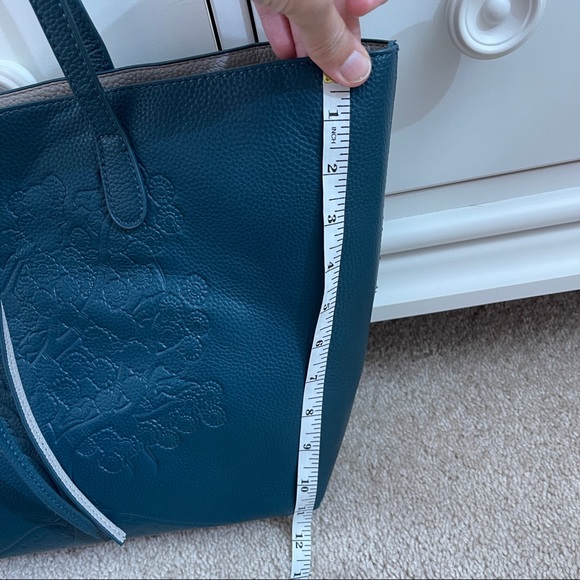 Vegan leather tote with insert n crossbody strap - Picture 5 of 10